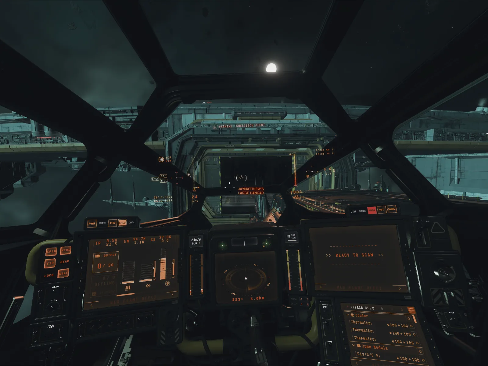 Blick aus einem Cockpit auf eine Raumstation